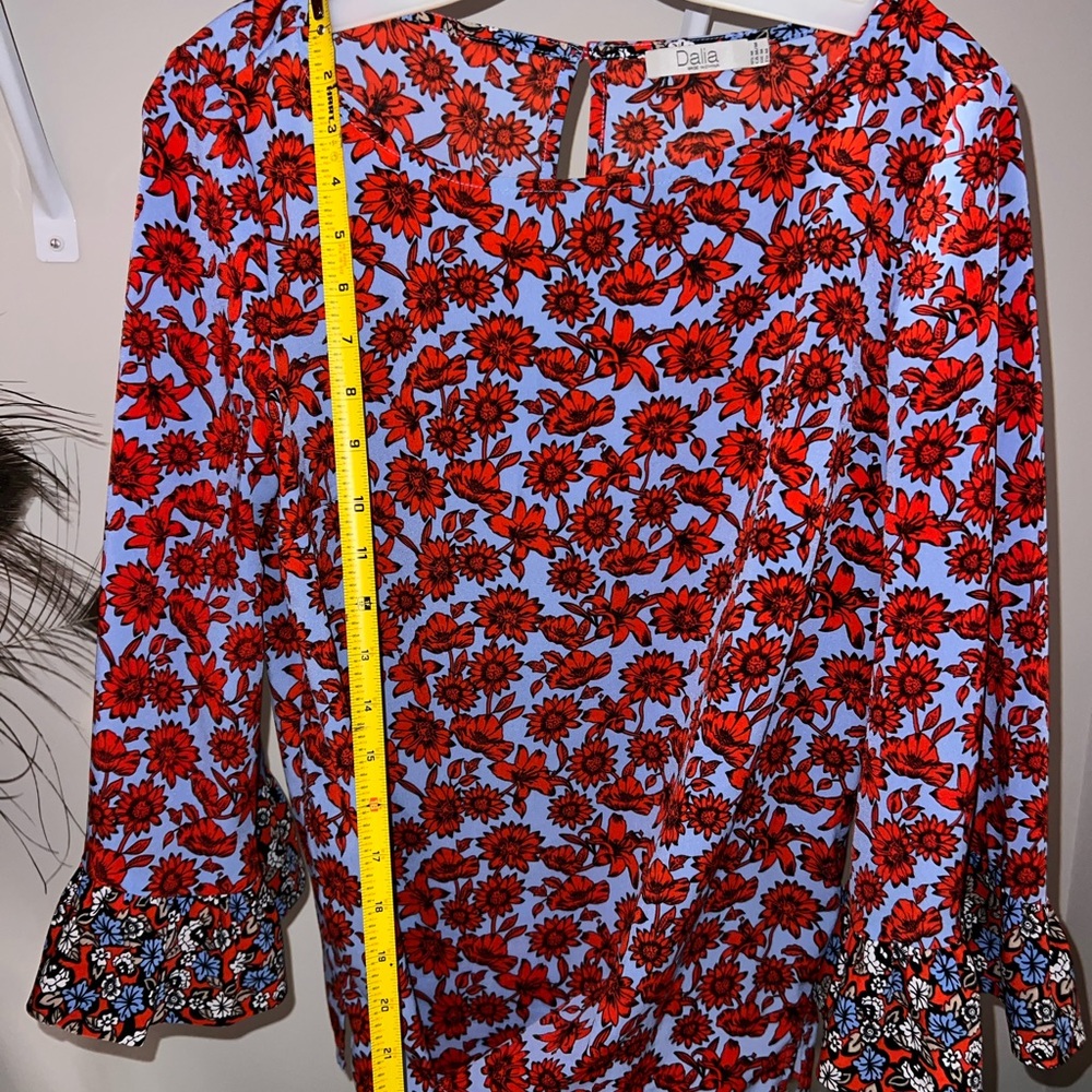 Dalia missys size m red and periwinkle trimmed blouse